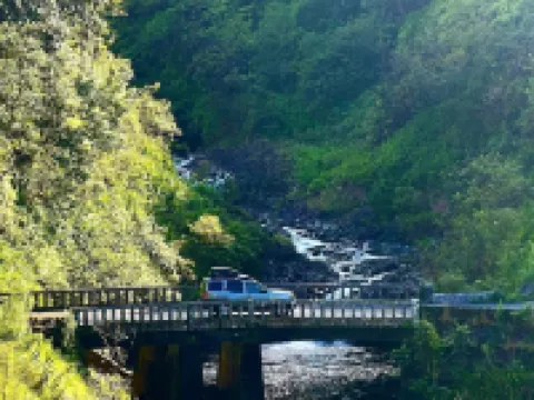 Epic Maui Camping - Affordable Adventure in Paradise SUV + gear カフルイのホテル