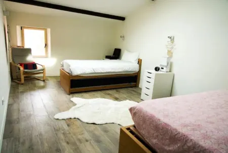 Charming village retreat near beach/vineyards Отели в г. Ле-Боссе