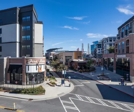 The Brave's 1st Base 2BD-2BTH, Free PRK, 5 min walk to Truist Park & The Roxy