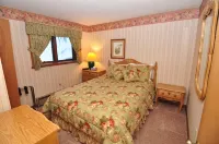 Ski-in ski-out 1 Bdrm Chalet w sauna on slopes & lake - sleeps 2