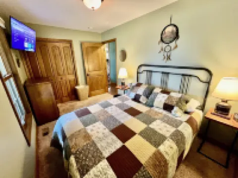 Private lakefront home. Sandy beach canoe, 2 kayaks. Pool, Spa & Pontoon rental.