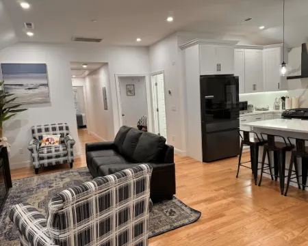 Luxury and Modern  Apt near Mall/ Hospital Hotels in Danvers