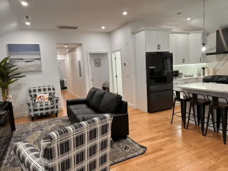 Luxury and Modern  Apt near Mall/ Hospital