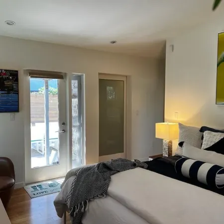 Ideal location, Minutes to Beach & Abbott Kinney, lots of parking