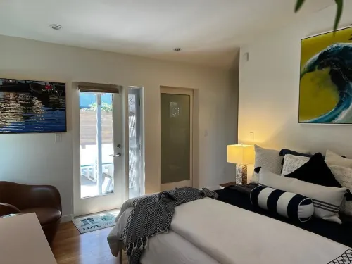 Ideal location, Minutes to Beach & Abbott Kinney, lots of parking - 3-Star