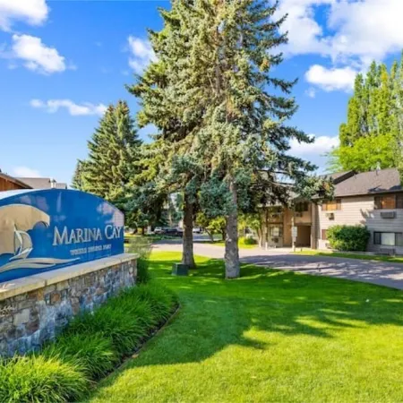 Bigfork Condo - Close to Lake Отели в г. Бигфорк