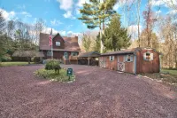 Waterfront Home in the Poconos,  Dog Friendly Hotel a Paradise Township