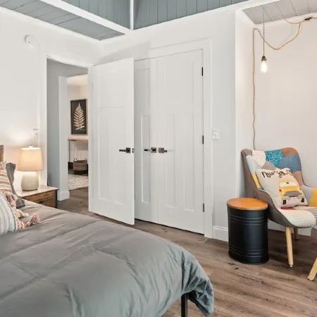 Renovated 4-bedroom House with Outdoor Space & Private Hot Tub