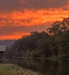 Charming River Cabin Retreat, Sleeps 14, near fishing and hunting + boat parking