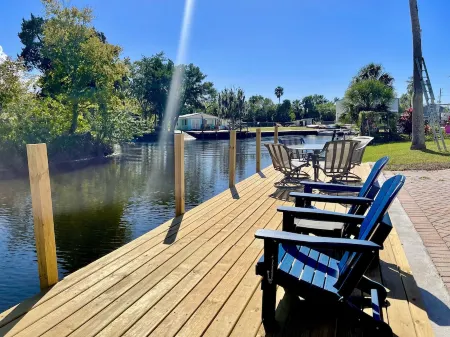 EPIC Weeki Wachee riverfront home *Waterfront *Kayaks included