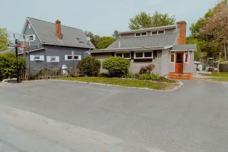 Lakefront; view of ski mountain, firepit, dock, kayaks, laundry, outdoor shower