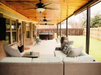 Cottage with hot tub! Hotels in Terrell