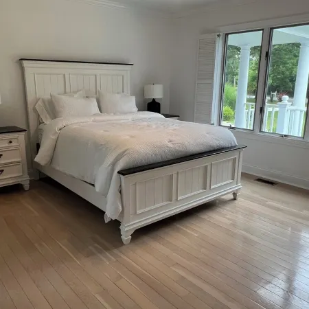Beautiful Hamptons home  close to beaches, shopping, & restaurants!