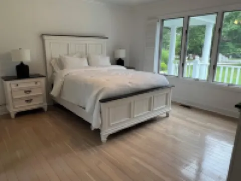 Beautiful Hamptons home  close to beaches, shopping, & restaurants!