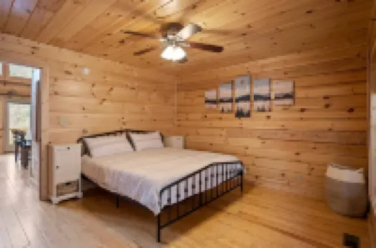 AVL Getaway •  Hot Tub •  Mnt View • Decks •  Pool Table