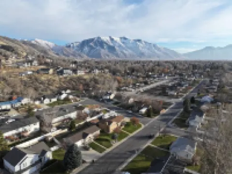 Clean, Quiet 2 Bdrm Near Provo w/ Direct Access to City Park Hoteles en Springville