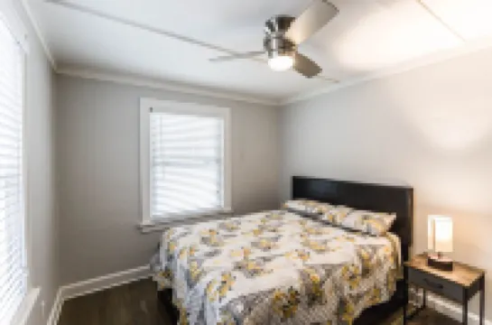 Spacious 3 bedroom home near KUMED and Westport in Kansas City