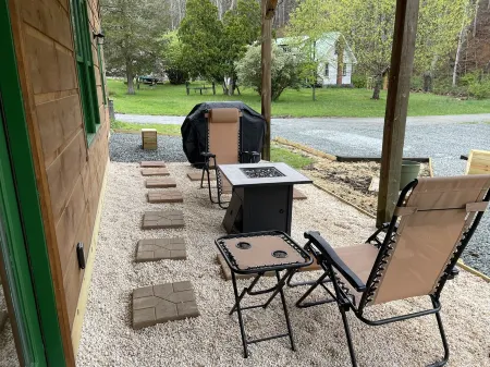 Creekside Getaway - King Bed - Full Kitchen - Foosball