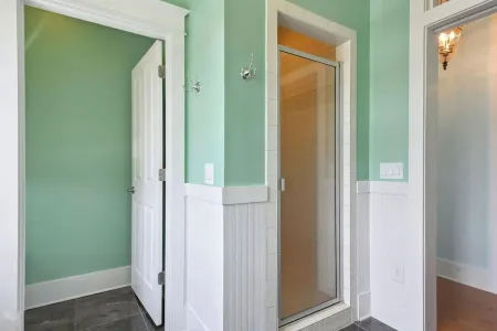 Charming 3-bedroom home with a private pool and firepit. 15 min from the beach.