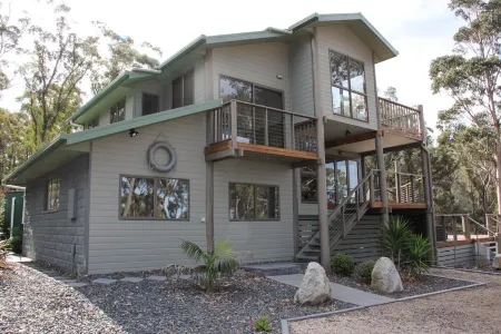 BAY OF FIRES SEACRET  Beach House in private bush acreage, with ocean views Отели в г. Биналонг Бэй