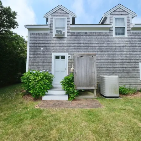Cheerful 5 br Nantucket home; perfect for families