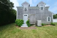 Cheerful 5 br Nantucket home; perfect for families