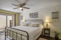 Quiet Desert Oasis on Golf Course w/ Heated Pool 메사 호텔