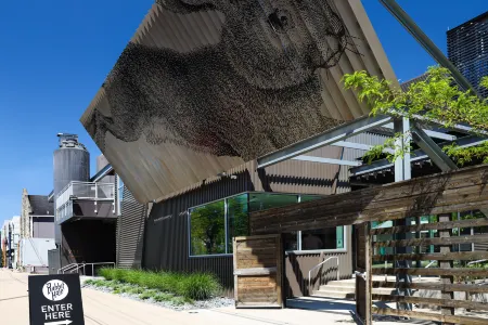 Tempo by Hilton Louisville Downtown NuLu Отели рядом с достопримечательностью «Мост «Большой четвёрки»»