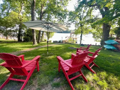belVita-Lakefront Zen. Lake Wylie, Near Belmont and Whitewater center. Kayaks