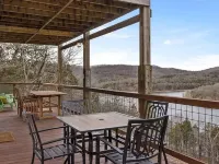 Lakefront Access with Tiki Bar, Hot Tub, Kayaks, and Stand Up Paddleboards Hotel a Ruth A Township