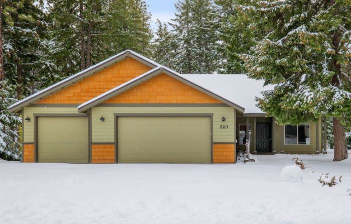 5-star family home with game room, private hot tub, summer pool, near the lake!