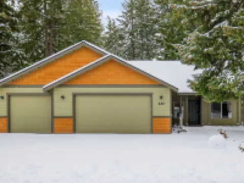 5-star family home with game room, private hot tub, summer pool, near the lake! Hotels in Ronald