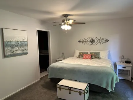 Beautiful Harbor Springs condo! Close to Lake MI, Skiing, Golf, Dining, + more!