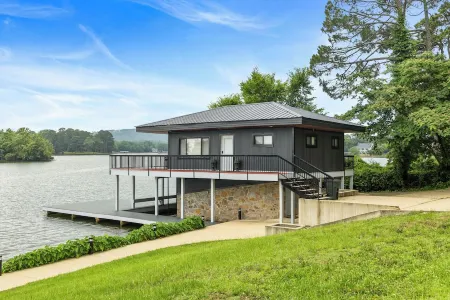 Cheerful 1-Bedroom 2-Bath Lake House Experience!!!