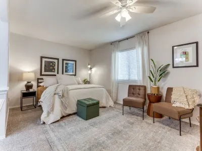 Escape to Olivia's Hideaway in Allen! Close drive to shop and Eat