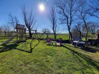 Stone cottage in the garden Hoteles en Wittmund