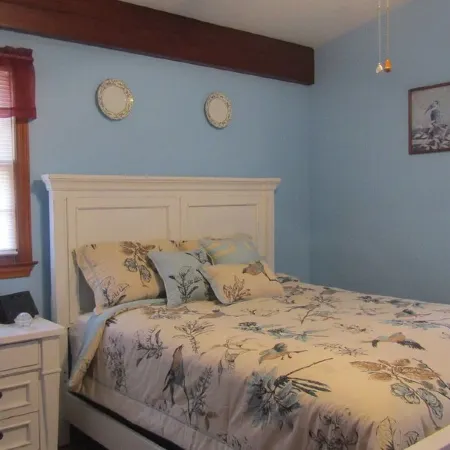 2 miles from NB State Park, James River, hiking trails and trout fishing!