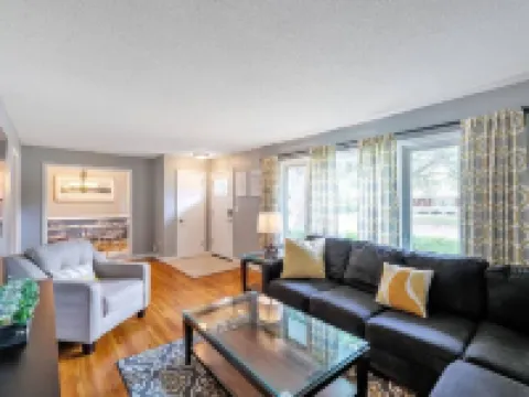 Gorgeous l 3 Season Porch l Dry Bar l Fireplace Hotels in Richfield