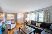 Gorgeous l 3 Season Porch l Dry Bar l Fireplace Hotels in Richfield