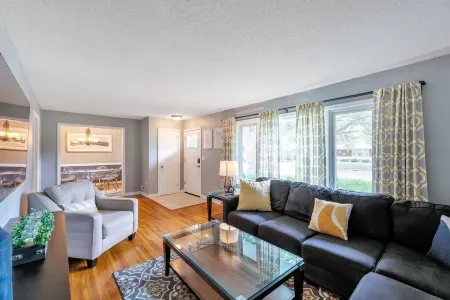 Gorgeous l 3 Season Porch l Dry Bar l Fireplace