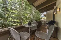 Platinum Rated Luxury Condo in Vail Village with AC and Ski Locker Next to Lift