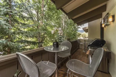 Platinum Rated Luxury Condo in Vail Village with AC and Ski Locker Next to Lift Отели в г. Вейл