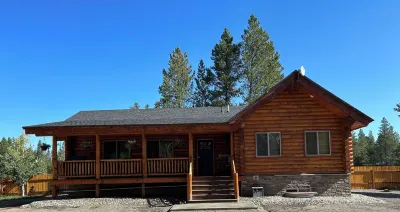 Log home-4.9 miles from Yellowstone's west gate! Great for snowmobiler groups. Các khách sạn gần Hebgen Lake