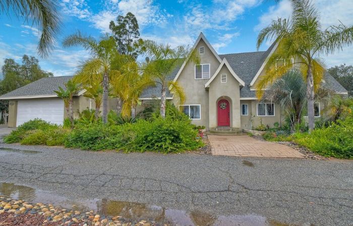 Secluded Home, Sleeps 11+  Solar Heated Pool.  Hot Tub Spa,  9 Miles to Beach