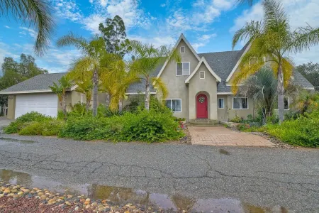 Secluded Home, Sleeps 11+  Solar Heated Pool.  Hot Tub Spa,  9 Miles to Beach