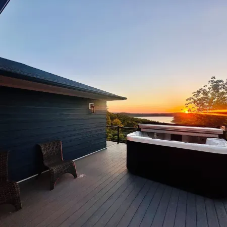 Stunning Brand New 4BR Lakeview Home with 8 person HotTub