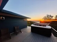 Stunning Brand New 4BR Lakeview Home with 8 person HotTub