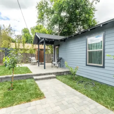 Lovely Remodeled Home! Walk Downtown! w/firepit