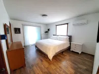 Lakefront Getaway. Private Waterfront Home with Dock and Sunroom. Các khách sạn gần Yonezawa Park