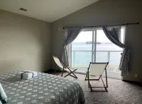 Waterfront 2 bed, 2 baths, 1364 sq ft, views of Mt Rainer, Seattle, and more. Hotels near Howe Farm County Park